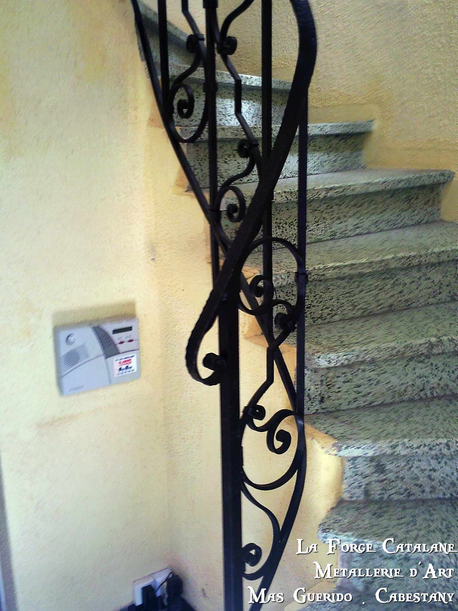 Rampe volutes crosse debillardee forge catalane 1.jpg